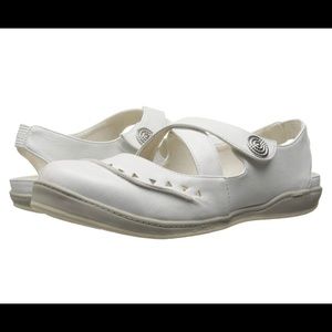 Easy Street Vienna Mary Jane Flat